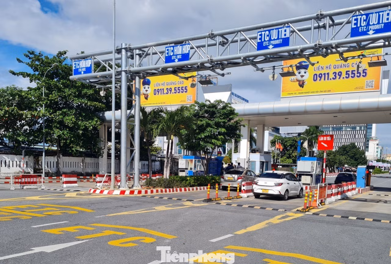 Việc thu phí không dừng góp phần giảm ùn tắc, các phương tiện lưu thông nhanh chóng thuận lợi. Việc thu phí không dừng góp phần giảm ùn tắc, các phương tiện lưu thông nhanh chóng thuận lợi.