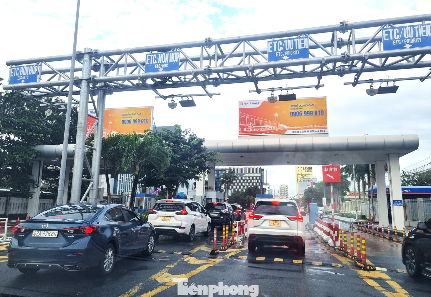 Các làn thu phí tại lối ra sân bay Đà Nẵng trên đường Nguyễn Văn Linh. Ảnh: T.H. Các làn thu phí tại lối ra sân bay Đà Nẵng trên đường Nguyễn Văn Linh. Ảnh: T.H.