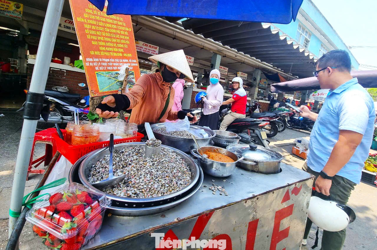 Hầu như chợ nào ở Đà Nẵng cũng có bán ốc ruốc.