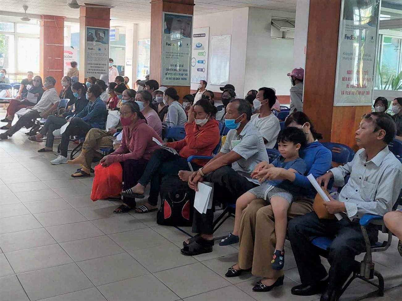 Người dân tới khám tại Bệnh viện Mắt Đà Nẵng.