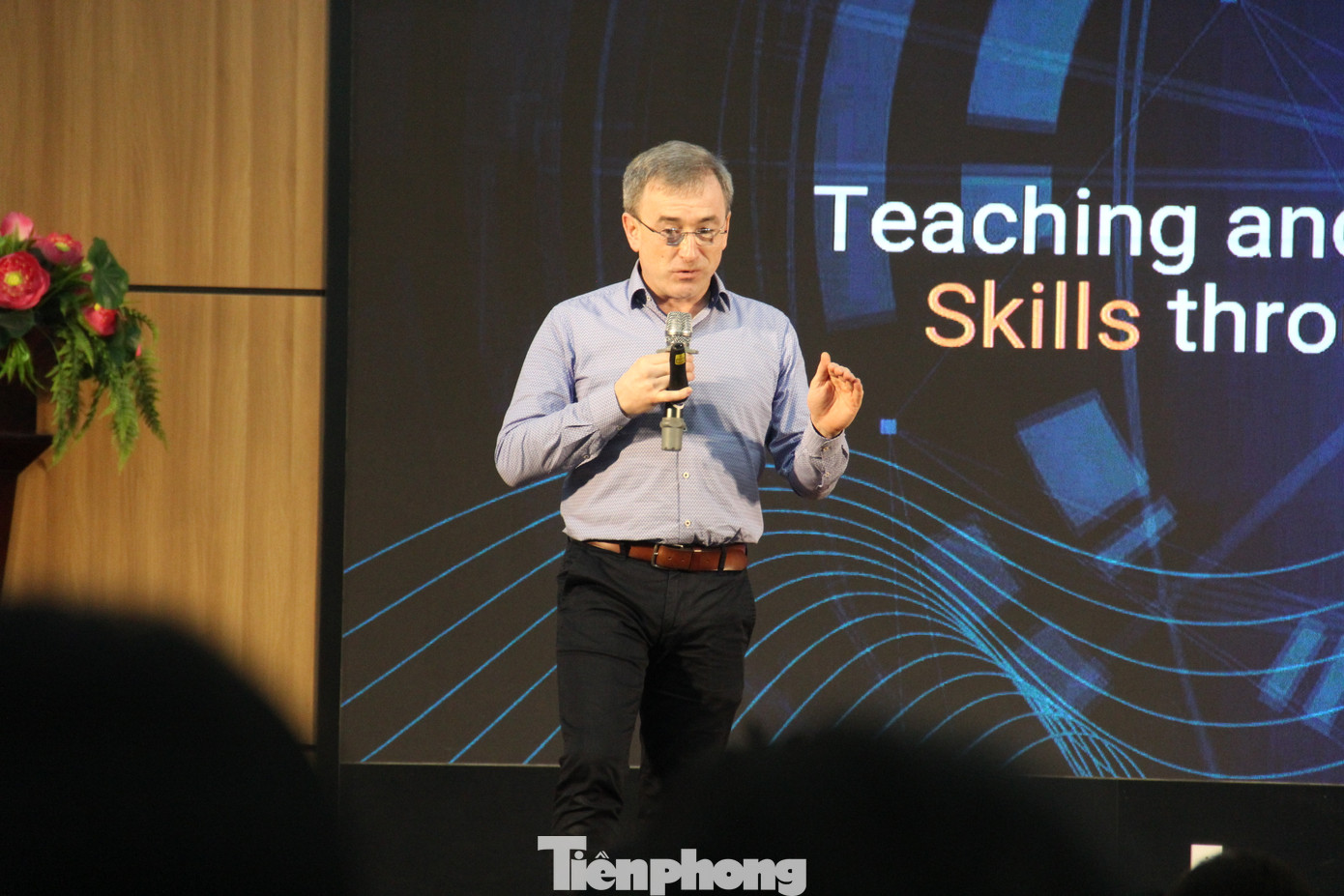 Ông Joe Kenny chia sẻ với các bạn trẻ Đà Nẵng những kỹ năng cần có để trở thành công dân toàn cầu. Ảnh: Thanh Trần. Ông Joe Kenny chia sẻ với các bạn trẻ Đà Nẵng những kỹ năng cần có để trở thành công dân toàn cầu. Ảnh: Thanh Trần.