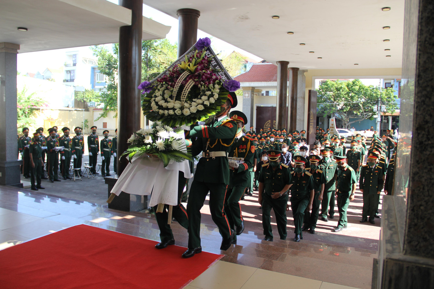 Thiếu tướng Trương Thiên Tô, Phó Chính ủy Quân khu V bày tỏ niềm tiếc thương vô hạn trước sự ra đi của Anh hùng Lực lượng vũ trang Kostas Nguyễn Văn Lập, đồng thời nhắc lại quá trình ông Kostas Nguyễn Văn Lập đứng vào hàng ngũ những người Cách mạng chống thực dân Pháp xâm lược, cống hiến cả tuổi trẻ cho quê hương Việt Nam.