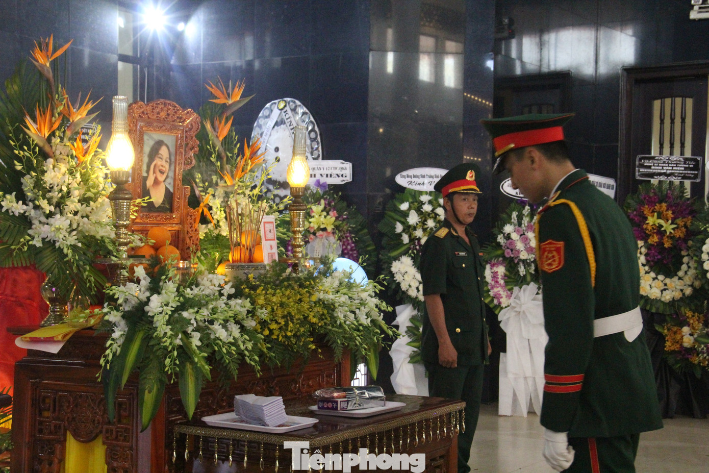 Từng đoàn người lần lượt đến viếng NSND Tường Vi. Ảnh: Thanh Hiền.