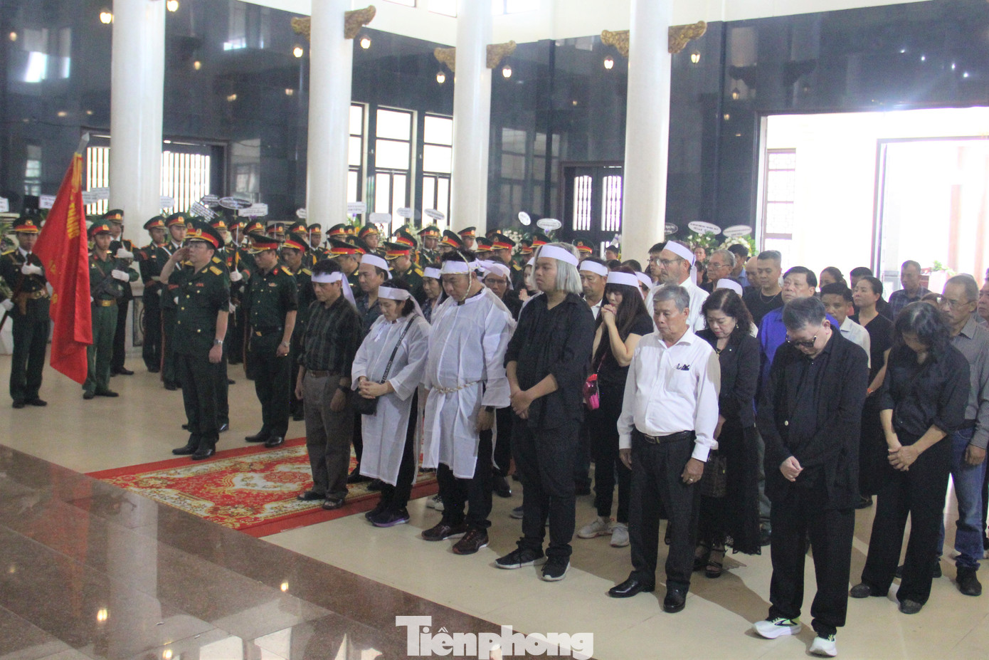 Phút mặc niệm NSND Tường Vi. Bà có đóng góp lớn cho nền âm nhạc Việt Nam kể cả biểu diễn và sáng tác. Những năm chiến tranh bà biểu diễn trên chiến trường, thu thanh nhiều ca khúc trên sóng Đài tiếng nói Việt Nam đáp ứng kịp thời nhiệm vụ chính trị, động viên bộ đội và nhân dân chiến đấu, sản xuất. Ảnh: Thanh Hiền.