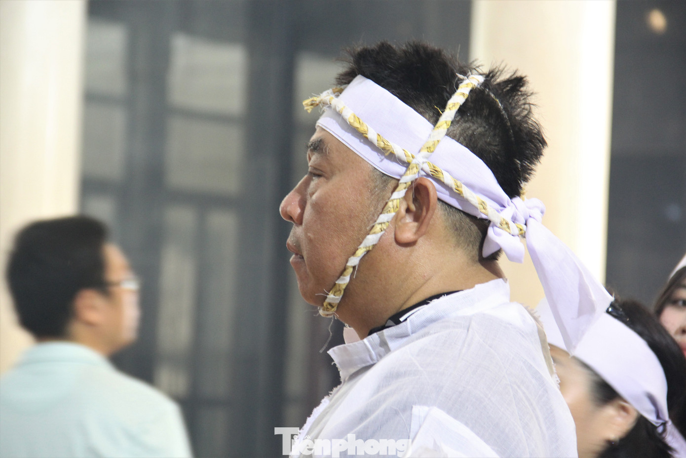 Nhạc sĩ Trần Hùng, con trai NSND Tường Vi thẫn thờ trong lễ tang mẹ. Ảnh: Thanh Hiền.