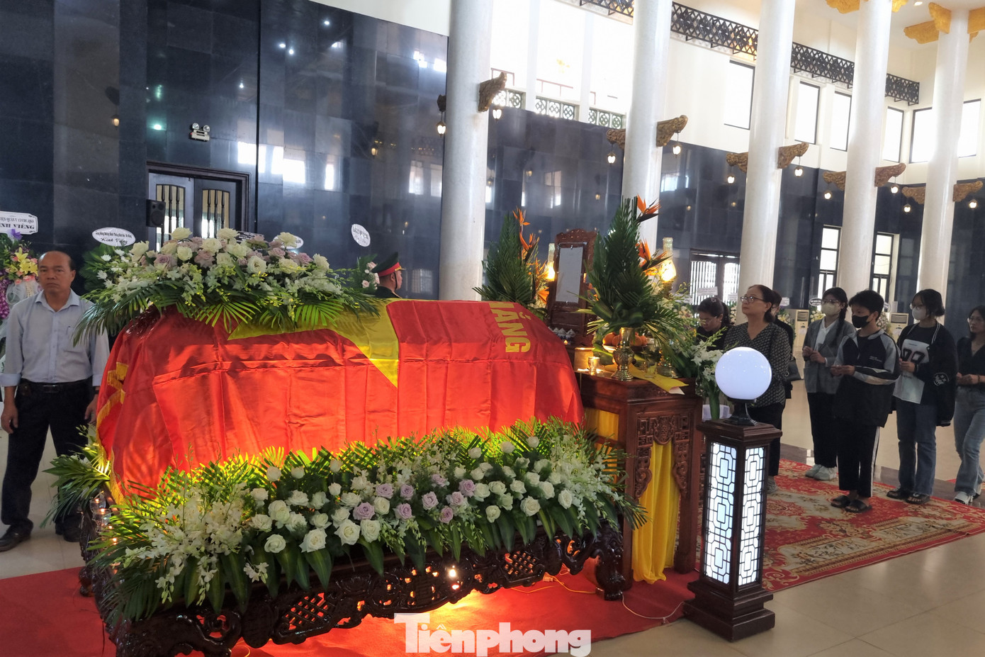 Từng đoàn người lần lượt đến viếng NSND Tường Vi. Ảnh: Thanh Hiền.