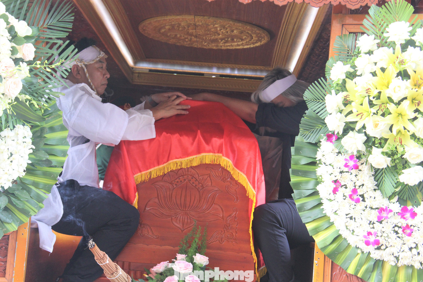 Lần cuối cháu con bên NSND Tường Vi. Ảnh: Thanh Hiền.