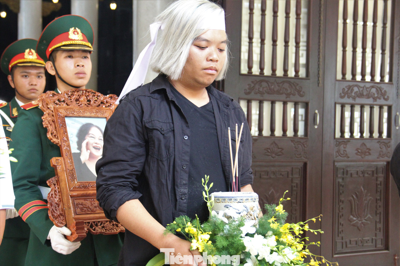 Trần Trung, con trai của ca sĩ Ngọc Anh và nhạc sĩ Trần Hùng được bà rất yêu thương. Ca sĩ Ngọc Anh nói Trung thừa hưởng giọng hát hay từ bà, nhạc lý cũng rất tốt. Bà luôn ở phía sau cổ vũ Trung trên con đường nghệ thuật. Ảnh: Thanh Hiền.