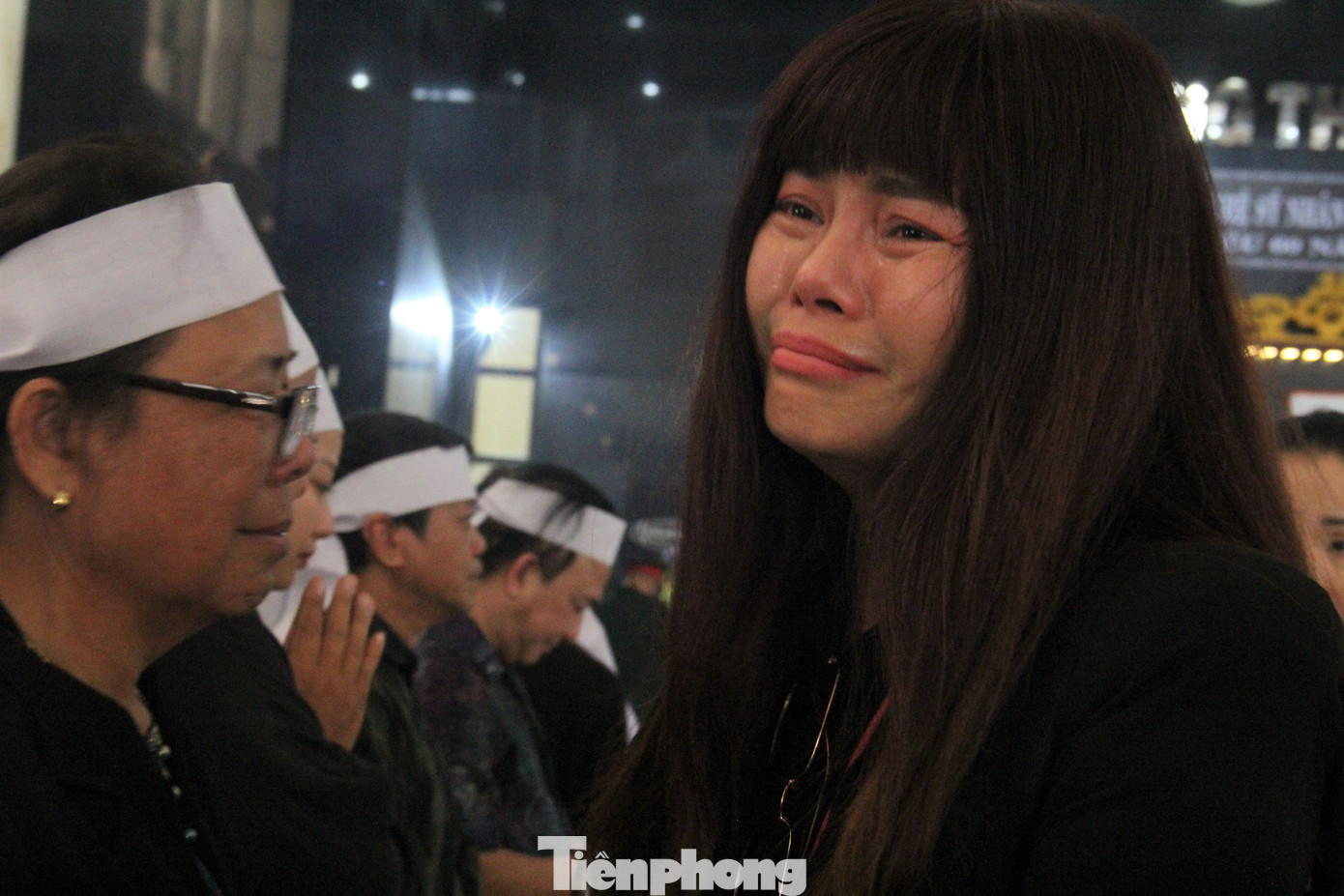 Ca sĩ Ngọc Anh - con dâu cũ của NSND Tường Vi cùng con trai Trần Trung vừa đáp chuyến bay xuống Đà Nẵng vào sáng nay vội vàng đến nhà tang lễ. Nữ ca sĩ không cầm được nước mắt khi nhìn di ảnh mẹ. Ảnh: Thanh Hiền.