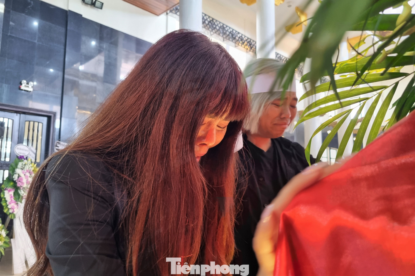 Hai mẹ con òa khóc bên linh cữu. Ca sĩ Ngọc Anh nghẹn ngào, dẫu biết sức khỏe mẹ thời gian gần đây đã rất yếu, mẹ không cầm cự được lâu, mọi người đã chuẩn bị tâm lý nhưng giây phút này nhưng cô vẫn rất đau. Nữ ca sĩ kể rằng mẹ chỉ bảo, dõi theo cô rất nhiều trong công việc.