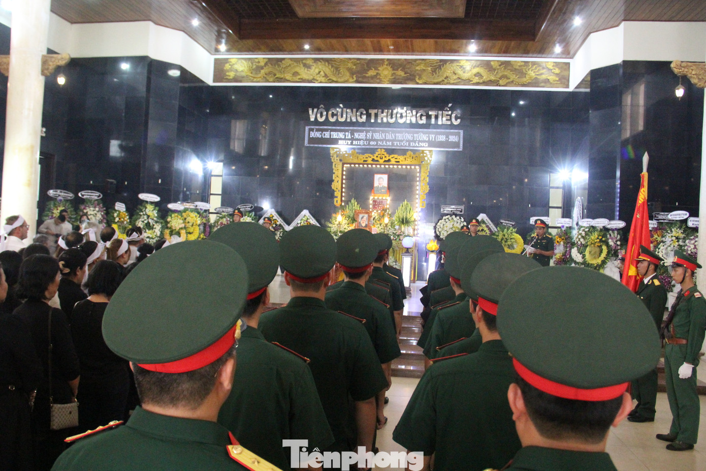 Từng đoàn người lần lượt đến viếng NSND Tường Vi. Ảnh: Thanh Hiền.