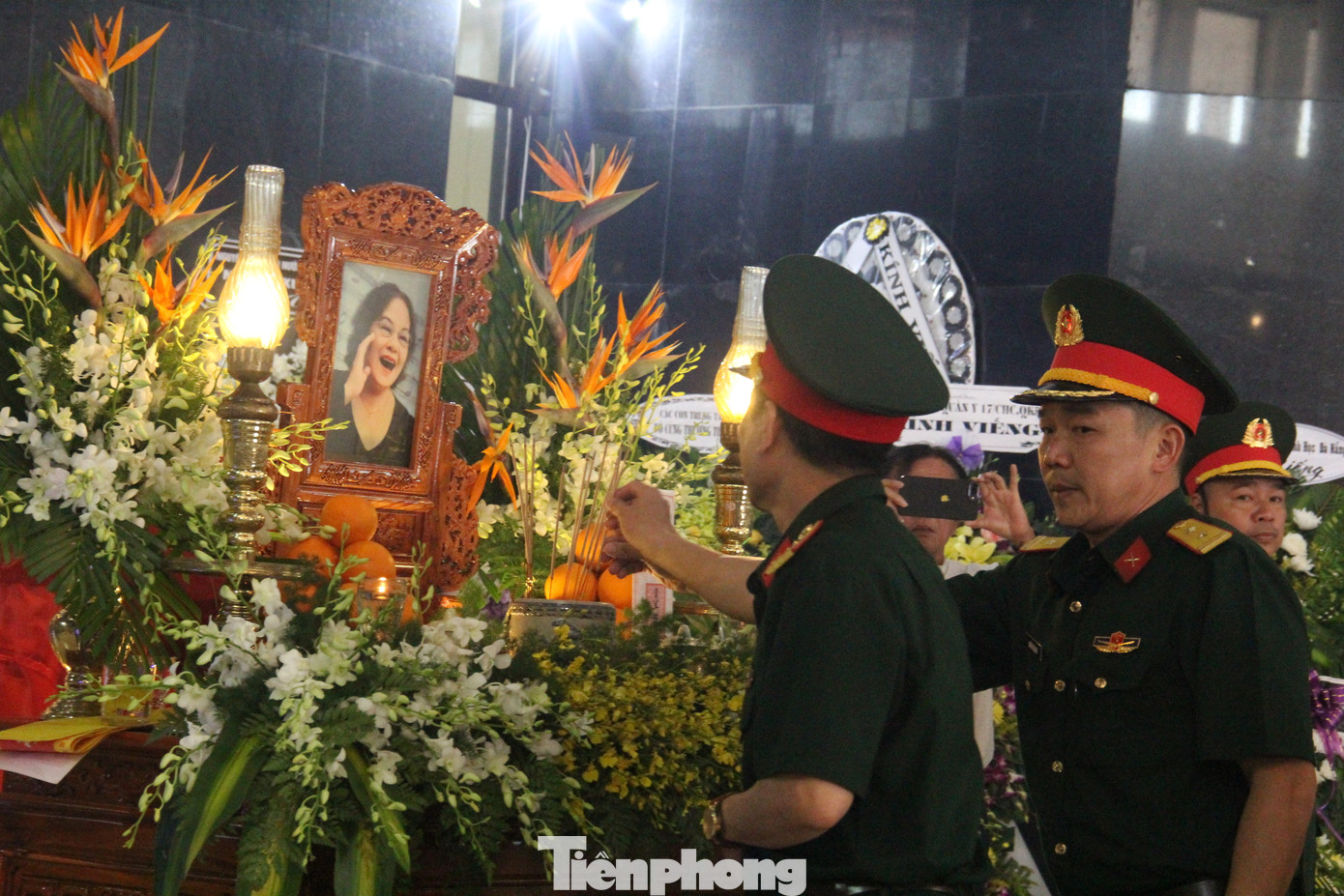 Từng đoàn người lần lượt đến viếng NSND Tường Vi. Ảnh: Thanh Hiền.