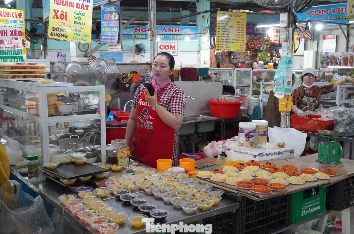 Ngoài bán trực tiếp tại chợ, các tiểu thương còn nhận "order" và giao tận nơi. Họ thường tư vấn cho khách chọn những loại xôi, chè với số lượng, màu sắc phù hợp với mâm cúng. Các tiểu thương kinh nghiệm, đến ngày đưa ông Công, ông Táo về trời và đêm giao thừa sẽ nấu nhiều xôi gấc hơn vì người dân chuộng màu đỏ. "Mọi năm hai ngày này đều bán cả ngàn chén chè và xôi. Năm nay tôi cũng sẽ nấu nhiều để không bị hụt hàng", một tiểu thương nói.