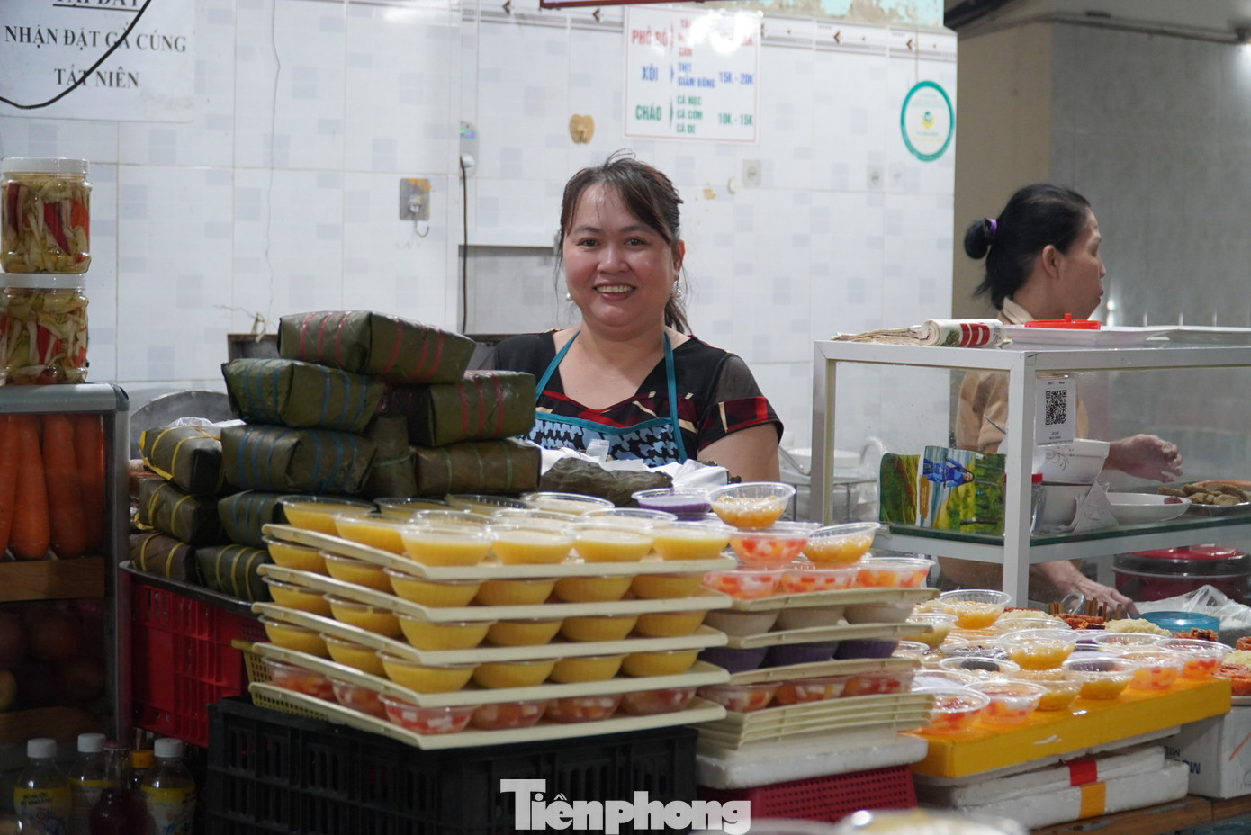 Chỉ bỏ ra trên dưới 100.000 đồng, các gia đình đã có mâm xôi chè nấu sẵn, đẹp mắt.