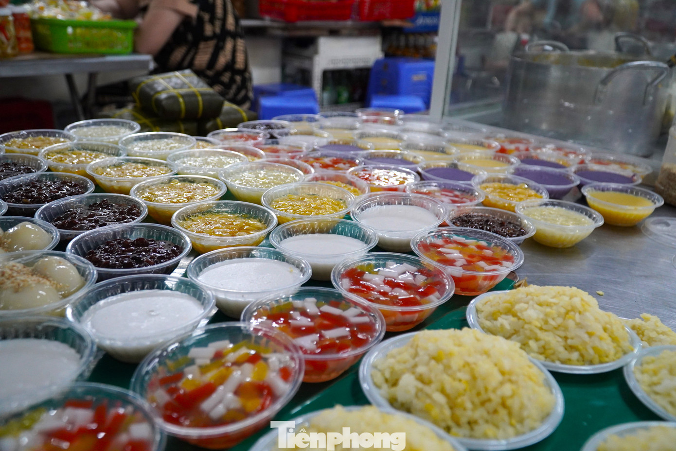 Không chỉ xôi trắng, chè đậu truyền thống của người miền Trung, các quầy hàng nấu thêm nhiều loại như xôi gấc, chè đông sương, chè trôi nước, chè khoai môn... cho khách có nhiều lựa chọn.