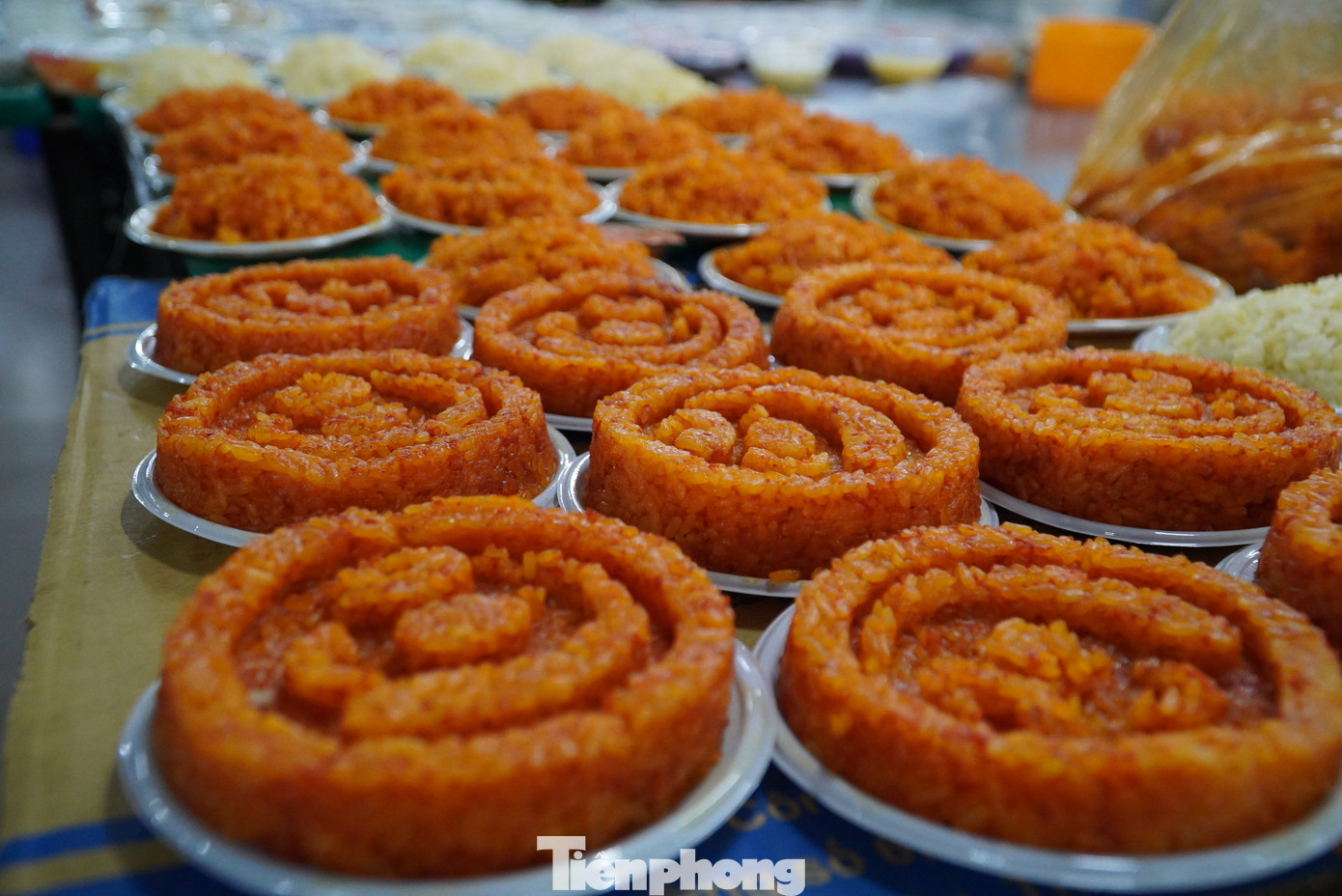 Không chỉ xôi trắng, chè đậu truyền thống của người miền Trung, các quầy hàng nấu thêm nhiều loại như xôi gấc, chè đông sương, chè trôi nước, chè khoai môn... cho khách có nhiều lựa chọn.