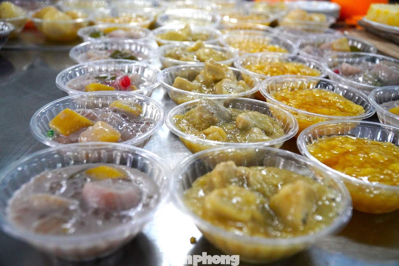 "Cuối năm công việc bận rộn, không có thời gian nấu nướng nên năm nào tôi cũng mua set xôi về cúng. Vừa tiện lợi, vừa nhiều loại cho mình lựa chọn”, chị Mai Hoa (quận Hải Châu, Đà Nẵng) chia sẻ.