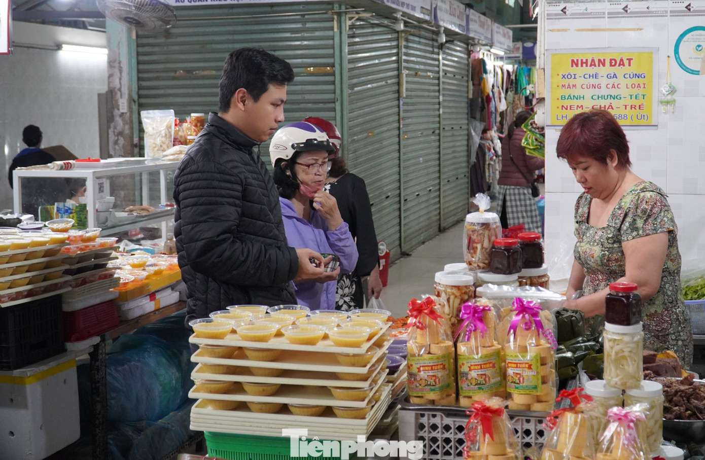 Tại chợ Đống Đa, hàng xôi chè trong chợ "hút" khách. Sau rằm tháng Chạp, các quầy bắt đầu bán nhiều vì các gia đình cúng tất niên, cúng đất. Chị Thanh Nga cho biết, mỗi ngày bán gần cả ngàn chén chè, đĩa xôi. Giá từ 6.000 - 15.000 đồng tùy loại. "Ngày nào cũng dậy từ 2 giờ sáng nấu, đến 22, 23 âm lịch còn nấu nhiều hơn nữa. Tôi bán đến 30 Tết mới nghỉ vì hôm đó họ cúng giao thừa, mua nhiều lắm".