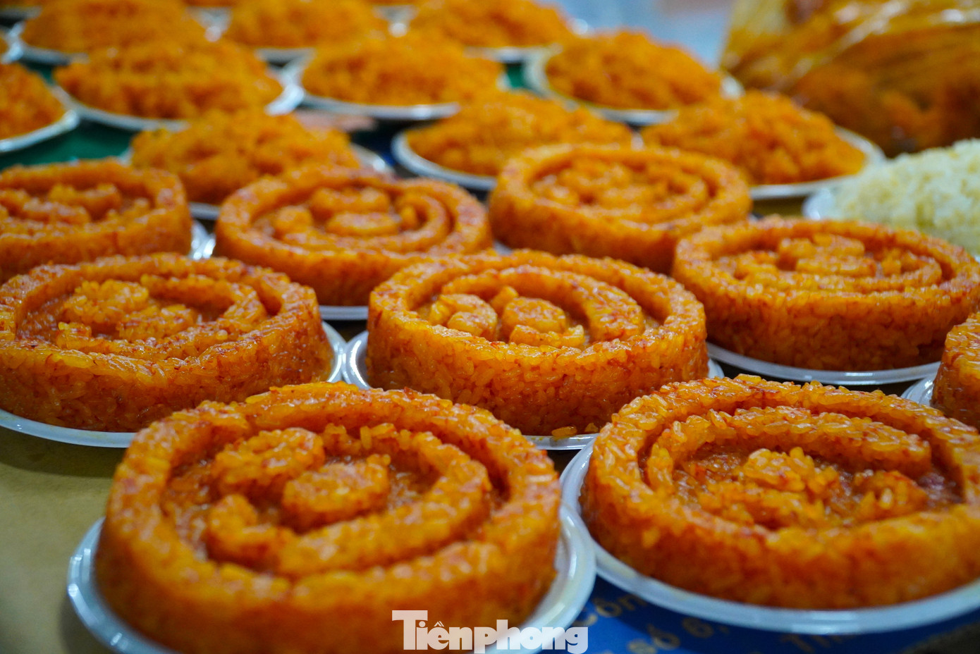 Xôi gấc đỏ tươi được nhiều người chọn mua vì màu đỏ sắp lên mâm cúng đẹp và còn tượng trưng cho nhiều may mắn, tài lộc.