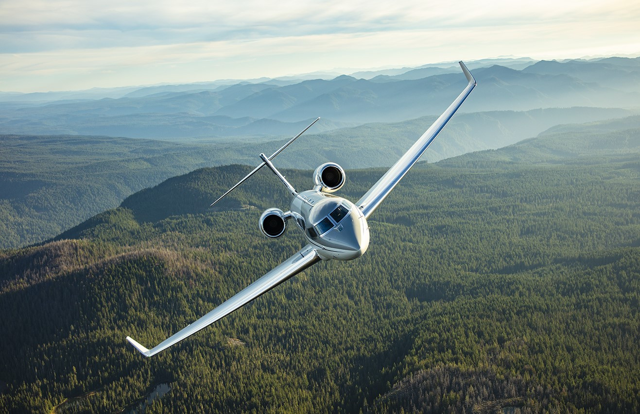 Theo tìm hiểu, 5 chuyên cơ chở 50 khách là các tỷ phú từ khắp nơi trên thế giới và các doanh nhân tụ hội về Đà Nẵng để tham dự hội nghị khách hàng thường niên của một nhà sản xuất chuyên cơ. Chương trình diễn ra trong 3 ngày, là dịp để các vị khách của “hãng chuyên cơ tỷ phú” khám phá các điểm đến nổi tiếng tại Đà Nẵng. Theo tìm hiểu, 5 chuyên cơ chở 50 khách là các tỷ phú từ khắp nơi trên thế giới và các doanh nhân tụ hội về Đà Nẵng để tham dự hội nghị khách hàng thường niên của một nhà sản xuất chuyên cơ. Chương trình diễn ra trong 3 ngày, là dịp để các vị khách của “hãng chuyên cơ tỷ phú” khám phá các điểm đến nổi tiếng tại Đà Nẵng.