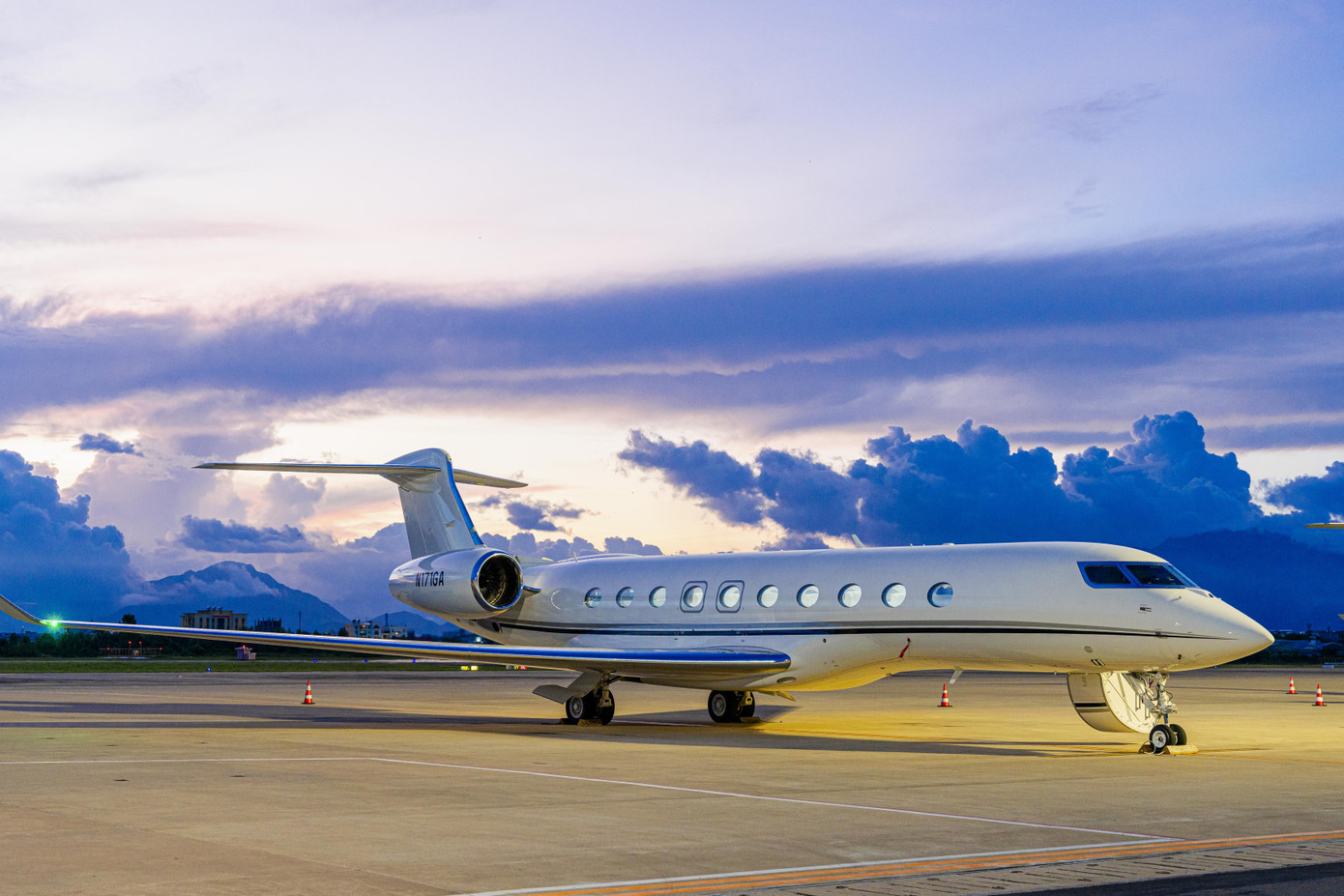 Nội thất của G650ER cũng được thiết kế dành cho giới siêu giàu, với các tiện ích giường ngủ, bếp ăn, quầy bar, phòng tắm, sofa thư giãn với màn hình TV và phòng khách tiêu chuẩn 5-6 sao… Nội thất của G650ER cũng được thiết kế dành cho giới siêu giàu, với các tiện ích giường ngủ, bếp ăn, quầy bar, phòng tắm, sofa thư giãn với màn hình TV và phòng khách tiêu chuẩn 5-6 sao…