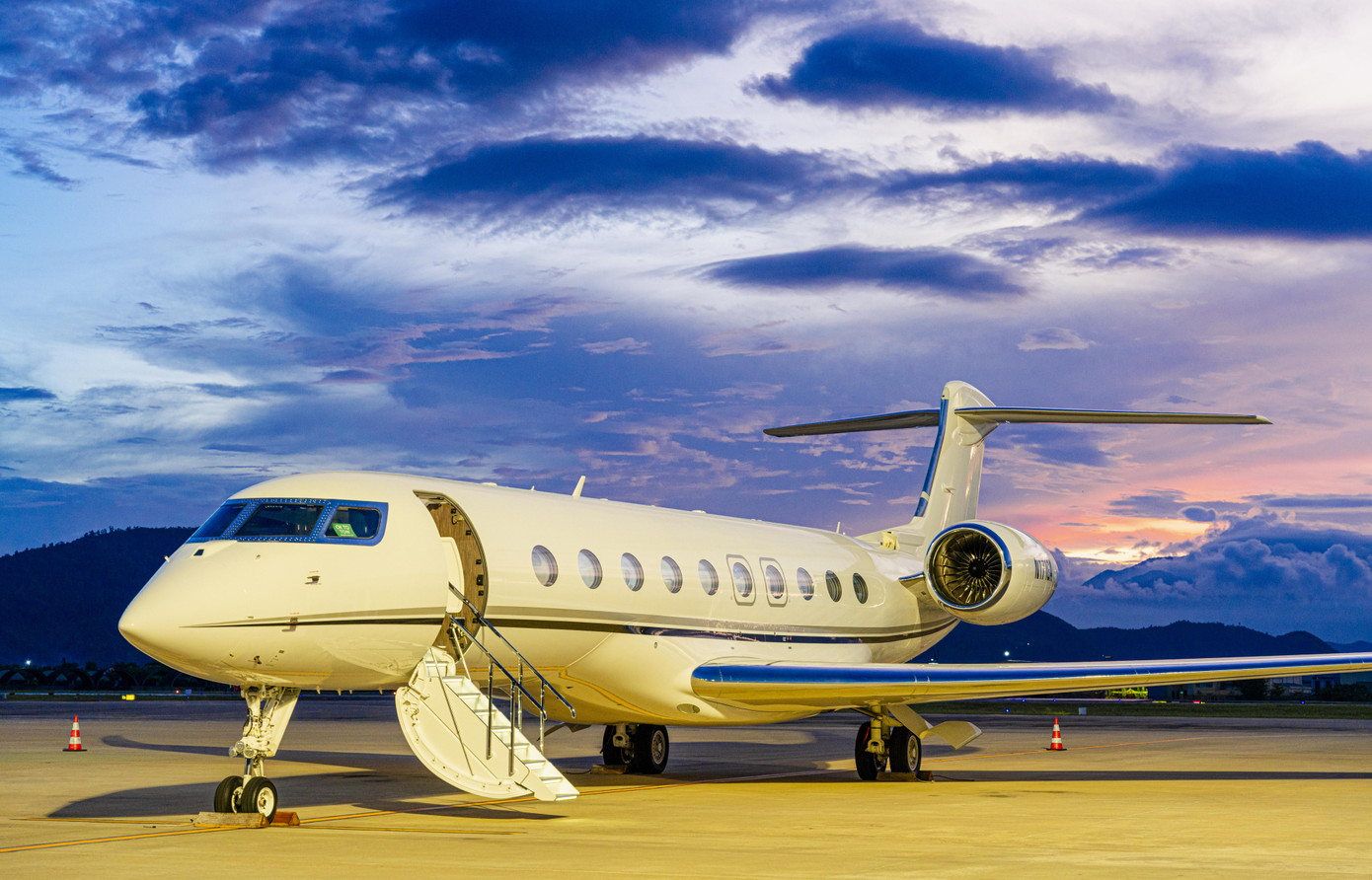 Theo tìm hiểu, 5 chuyên cơ chở 50 khách là các tỷ phú từ khắp nơi trên thế giới và các doanh nhân tụ hội về Đà Nẵng để tham dự hội nghị khách hàng thường niên của một nhà sản xuất chuyên cơ. Chương trình diễn ra trong 3 ngày, là dịp để các vị khách của “hãng chuyên cơ tỷ phú” khám phá các điểm đến nổi tiếng tại Đà Nẵng. Theo tìm hiểu, 5 chuyên cơ chở 50 khách là các tỷ phú từ khắp nơi trên thế giới và các doanh nhân tụ hội về Đà Nẵng để tham dự hội nghị khách hàng thường niên của một nhà sản xuất chuyên cơ. Chương trình diễn ra trong 3 ngày, là dịp để các vị khách của “hãng chuyên cơ tỷ phú” khám phá các điểm đến nổi tiếng tại Đà Nẵng.