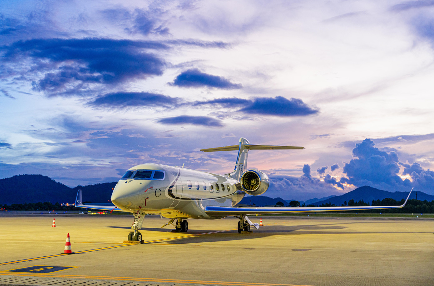 Theo tìm hiểu, 5 chuyên cơ chở 50 khách là các tỷ phú từ khắp nơi trên thế giới và các doanh nhân tụ hội về Đà Nẵng để tham dự hội nghị khách hàng thường niên của một nhà sản xuất chuyên cơ. Chương trình diễn ra trong 3 ngày, là dịp để các vị khách của “hãng chuyên cơ tỷ phú” khám phá các điểm đến nổi tiếng tại Đà Nẵng. Theo tìm hiểu, 5 chuyên cơ chở 50 khách là các tỷ phú từ khắp nơi trên thế giới và các doanh nhân tụ hội về Đà Nẵng để tham dự hội nghị khách hàng thường niên của một nhà sản xuất chuyên cơ. Chương trình diễn ra trong 3 ngày, là dịp để các vị khách của “hãng chuyên cơ tỷ phú” khám phá các điểm đến nổi tiếng tại Đà Nẵng.