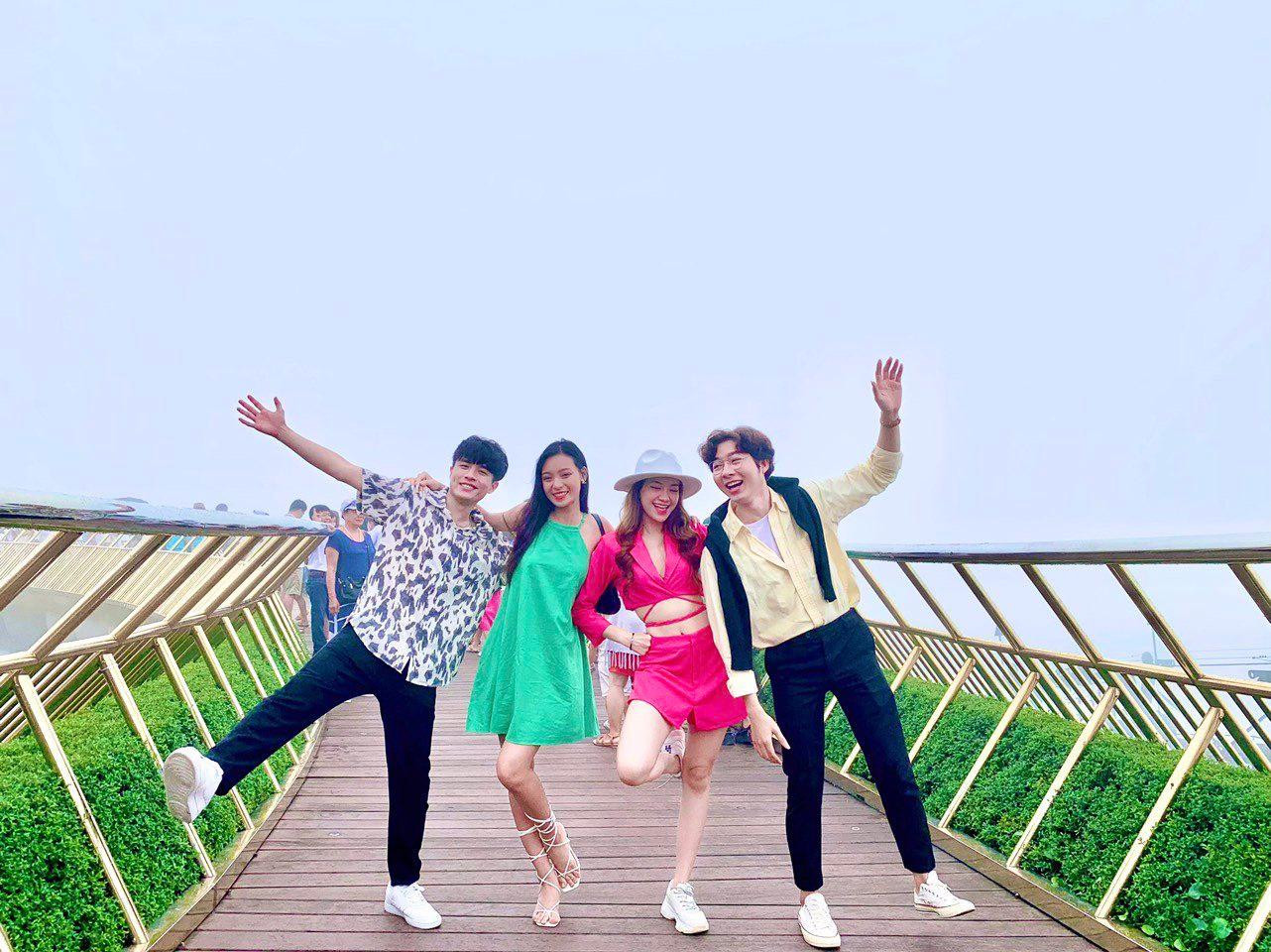 Một nhóm bạn trẻ tranh thủ lúc cầu Vàng vắng người để check-in.