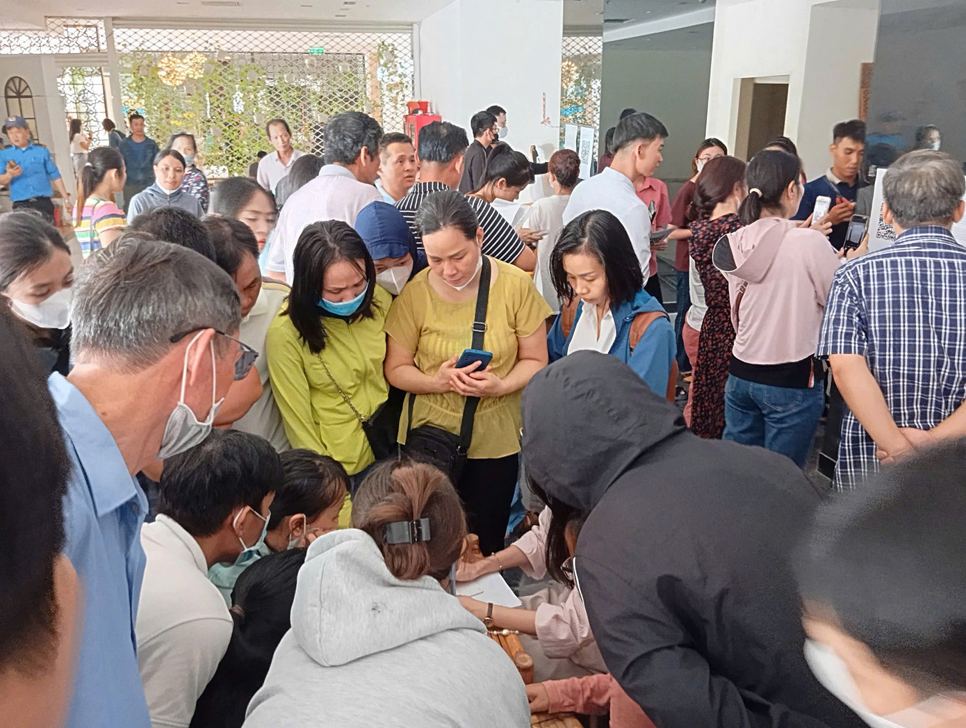 Người dân đổ xô đến tìm hiểu, làm thủ tục mua nhà ở xã hội. Người dân đổ xô đến tìm hiểu, làm thủ tục mua nhà ở xã hội.