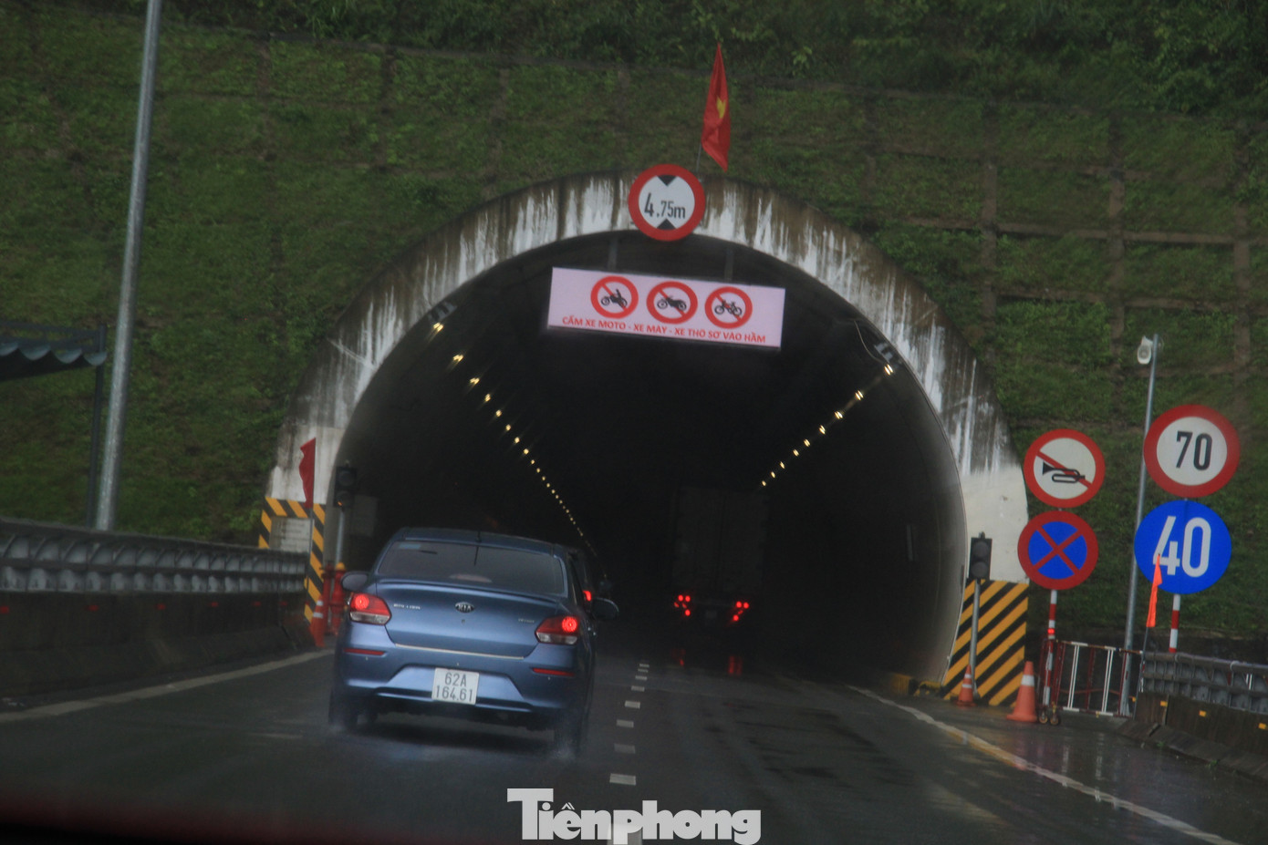 Xe nối nhau vào hầm Mũi Trâu.