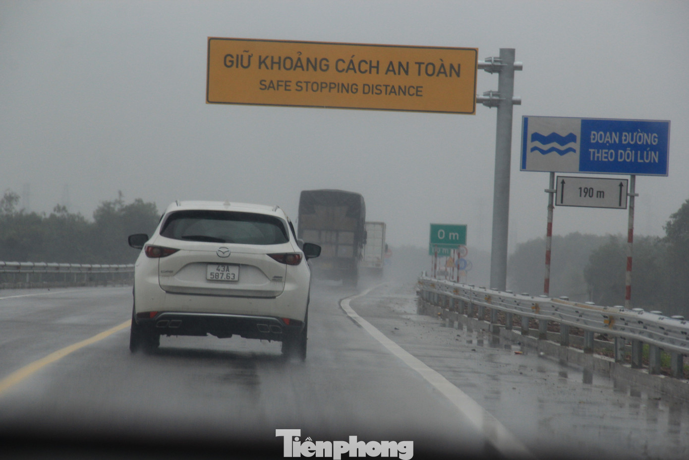 Tuyến đường có nhiều biển yêu cầu giữ khoảng cách an toàn, tuy nhiên vì xe cộ quá đông, nên các xe khó đảm bảo khoảng cách.