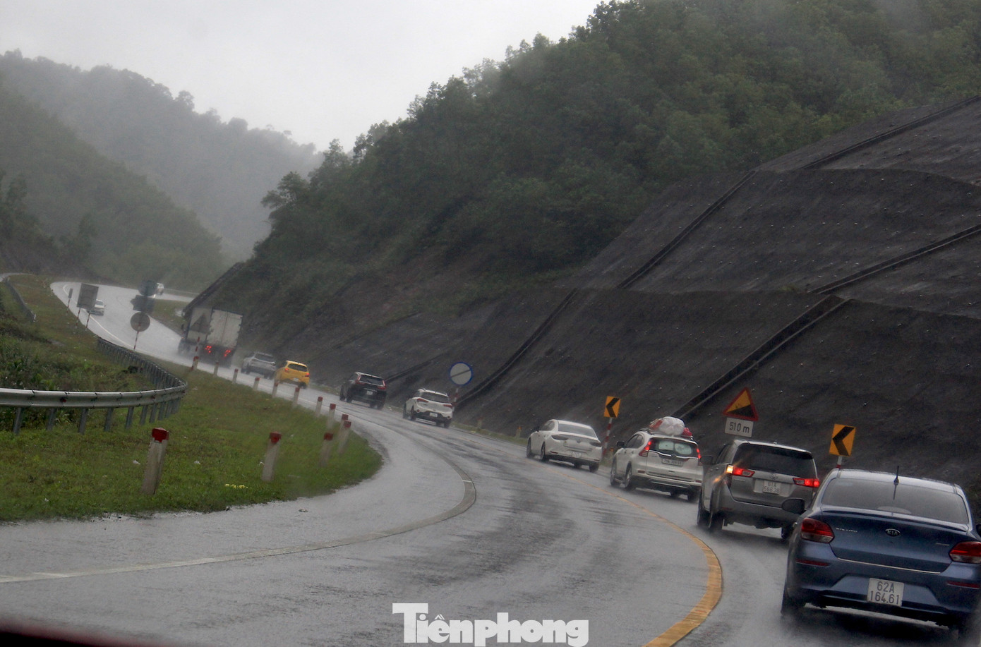 Đoàn xe rời quê hương sau mấy ngày Tết, trở lại nơi làm việc.