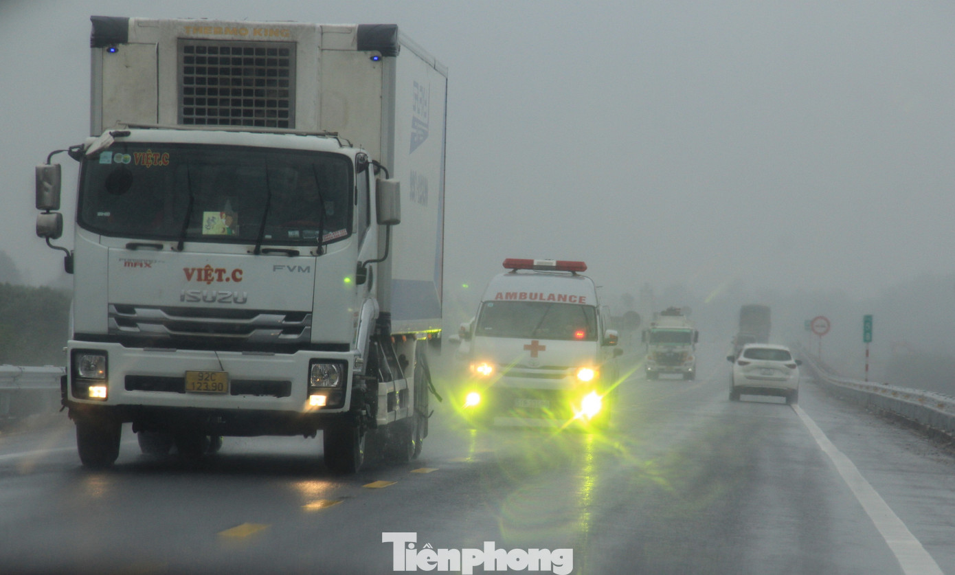 Một xe cứu thương chen chúc với các xe khác trên cao tốc. Nhiều tài xế bày tỏ bất ngờ khi thấy xe cộ qua lại liên tục trên tuyến đường này những ngày đầu xuân.