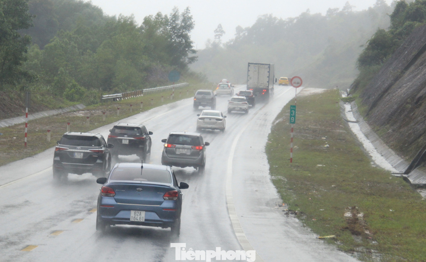 Tuyến cao tốc quy định tốc độ 60-80km/h, tuy nhiên với lưu lượng xe dày đặc, nhiều đoạn xe lăn bánh ì ạch. Trong ảnh, đoàn xe chậm chạp "bò" qua khúc cua.