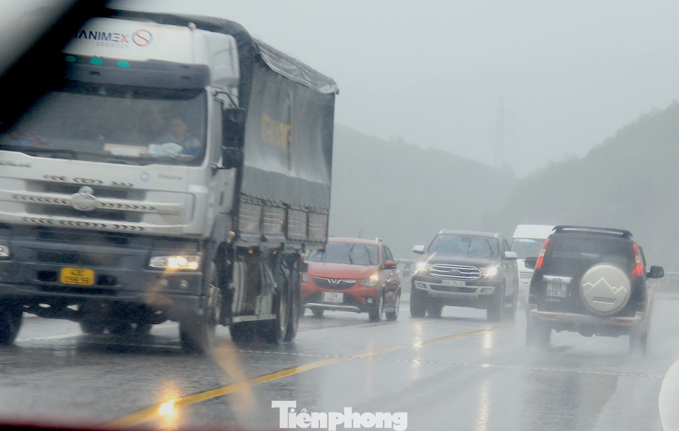 Xe chen chúc nhau trên cao tốc. Các xe dịch vụ chở khách, hàng hóa những ngày này cũng chọn tuyến cao tốc để lưu thông vì đi thẳng một mạch, không mất tiền phí.