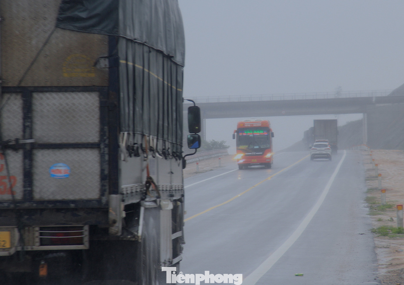 Xe chở hàng, xe khách nhộn nhịp trên cao tốc những ngày đầu năm.