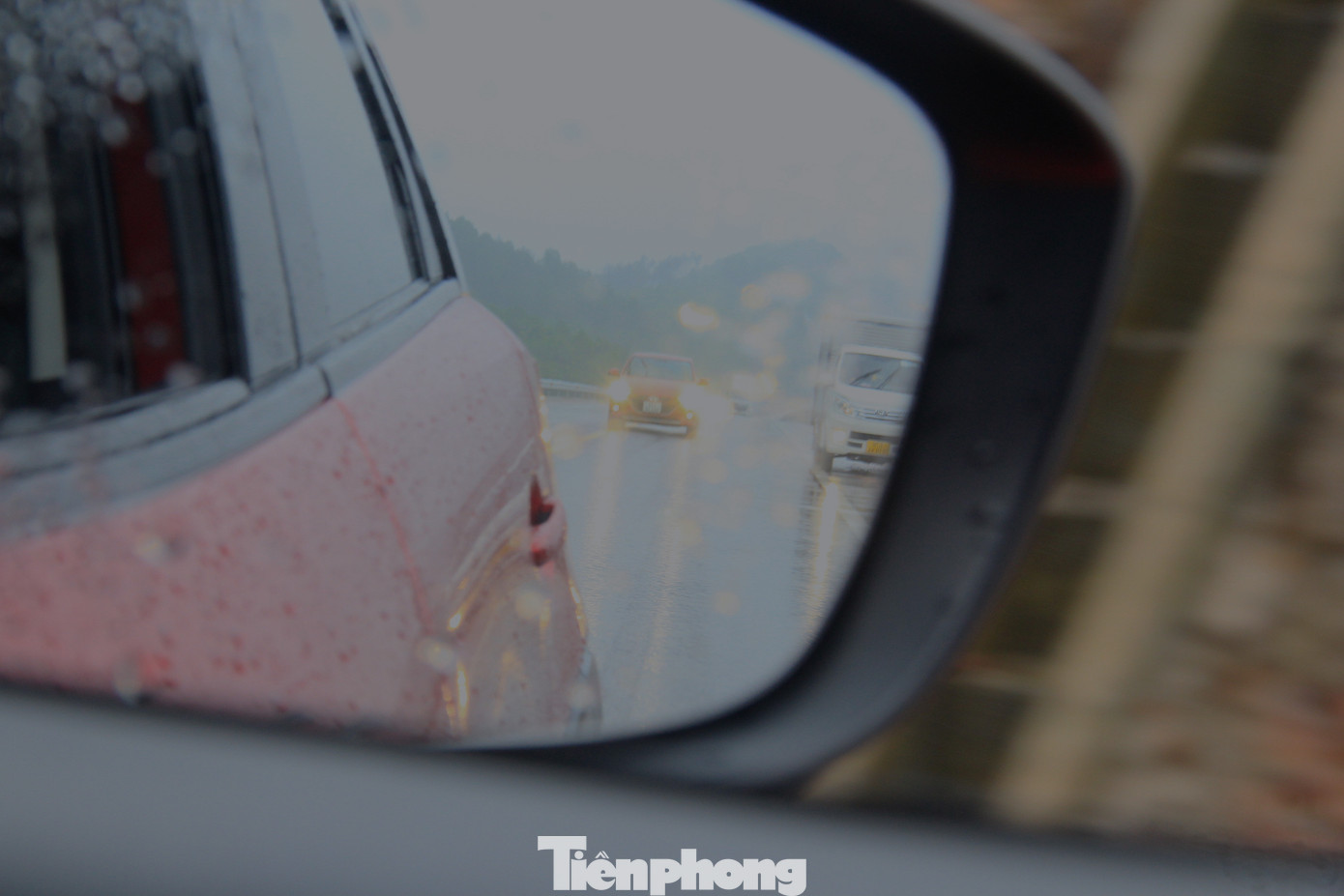 Trời mưa phùn, xe đông đúc, tài xế phải quan sát thật kỹ để đảm bảo an toàn khi di chuyển trên tuyến cao tốc.