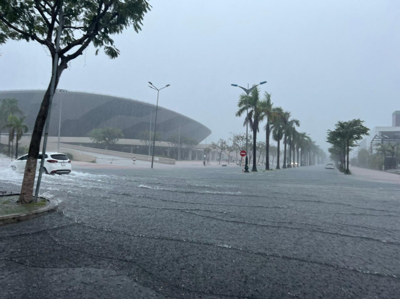 Các tuyến đường quanh Cung thể thao Tiên Sơn trắng xoá nước. Nhiều địa điềm ở trung tâm thành phố Đà Nẵng đã ngập, nước cao khoảng nửa mét như đoạn cống sân bay ra đường Trưng Nữ Vương, đường Núi Thành, Trương Chí Cương - Nguyễn Hanh, Phan Đăng Lưu - Lê Thanh Nghị, Hàm Nghi... Các tuyến đường quanh Cung thể thao Tiên Sơn trắng xoá nước. Nhiều địa điềm ở trung tâm thành phố Đà Nẵng đã ngập, nước cao khoảng nửa mét như đoạn cống sân bay ra đường Trưng Nữ Vương, đường Núi Thành, Trương Chí Cương - Nguyễn Hanh, Phan Đăng Lưu - Lê Thanh Nghị, Hàm Nghi...