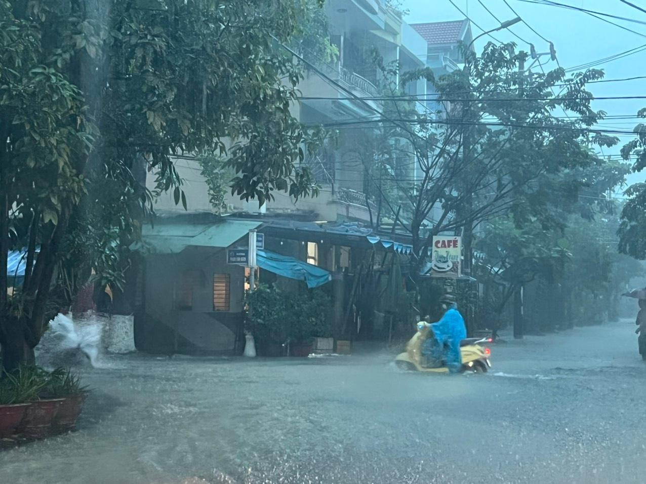 Ban chỉ huy PCTT TKCN&PTDS cho hay tổng lượng mưa từ hôm nay (14/10) đến hết ngày 15/10 tại Đà Nẵng phổ biến 200-400 mm, có nơi trên 500 mm. Ban chỉ huy PCTT TKCN&PTDS cho hay tổng lượng mưa từ hôm nay (14/10) đến hết ngày 15/10 tại Đà Nẵng phổ biến 200-400 mm, có nơi trên 500 mm.