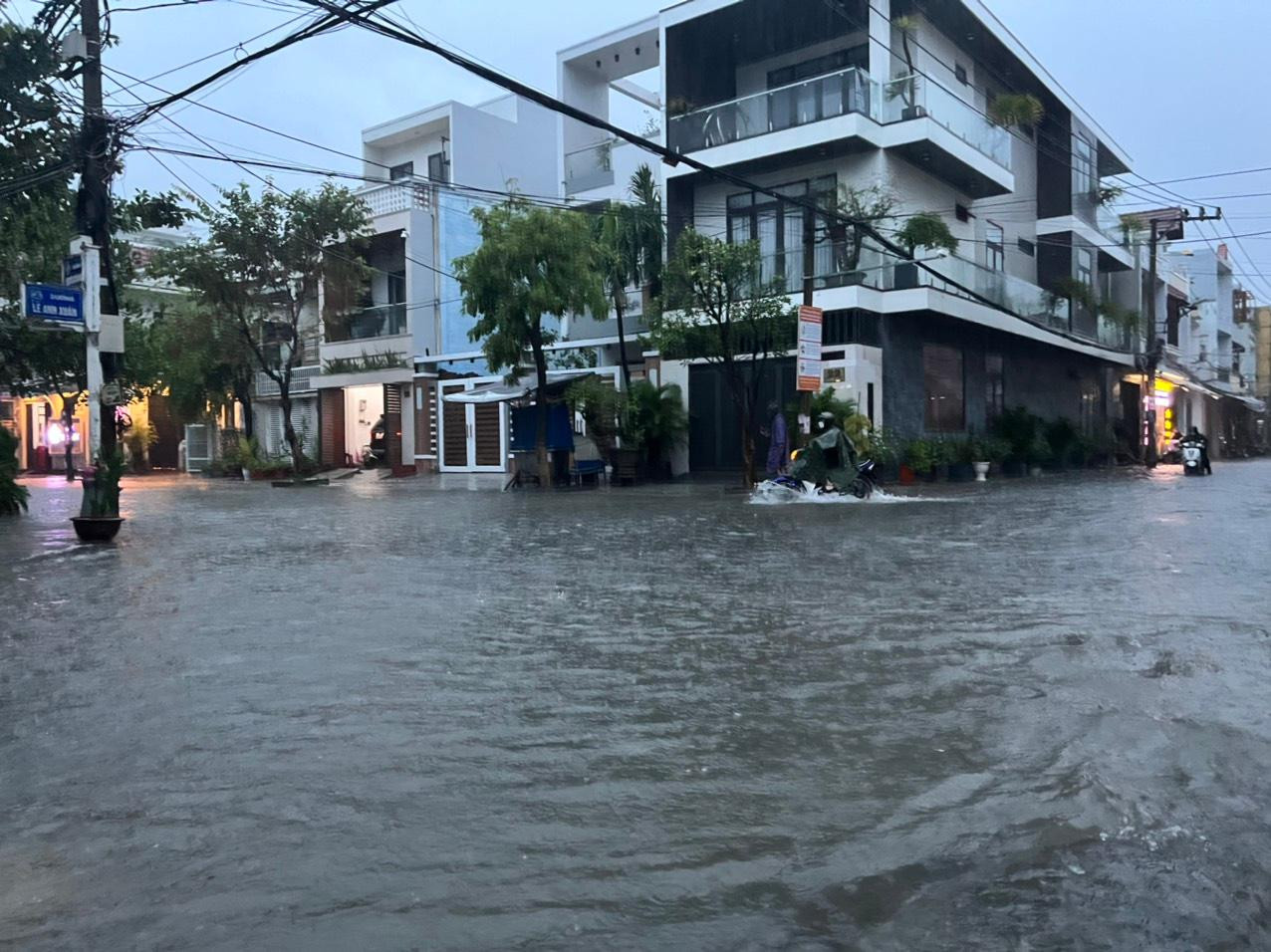 Ban chỉ huy PCTT TKCN&PTDS thành phố Đà Nẵng cảnh báo từ hôm nay (14/10) đến 16/10 trên sông Vu Gia và các sông thuộc thành phố Đà Nẵng xuất hiện một đợt lũ. Đỉnh lũ trên sông Vu Gia ở mức BĐ3 đến trên BĐ3. Các sông tại Đà Nẵng ở mức BĐ2 đến trên BĐ2. Nguy cơ cao xảy ra lũ quét, sạt lở đất tại khu vực vùng núi và ngập úng cục bộ tại các vùng trũng, thấp ven sông và khu đô thị tại khu vực TP Đà Nẵng. Ban chỉ huy PCTT TKCN&PTDS thành phố Đà Nẵng cảnh báo từ hôm nay (14/10) đến 16/10 trên sông Vu Gia và các sông thuộc thành phố Đà Nẵng xuất hiện một đợt lũ. Đỉnh lũ trên sông Vu Gia ở mức BĐ3 đến trên BĐ3. Các sông tại Đà Nẵng ở mức BĐ2 đến trên BĐ2. Nguy cơ cao xảy ra lũ quét, sạt lở đất tại khu vực vùng núi và ngập úng cục bộ tại các vùng trũng, thấp ven sông và khu đô thị tại khu vực TP Đà Nẵng.