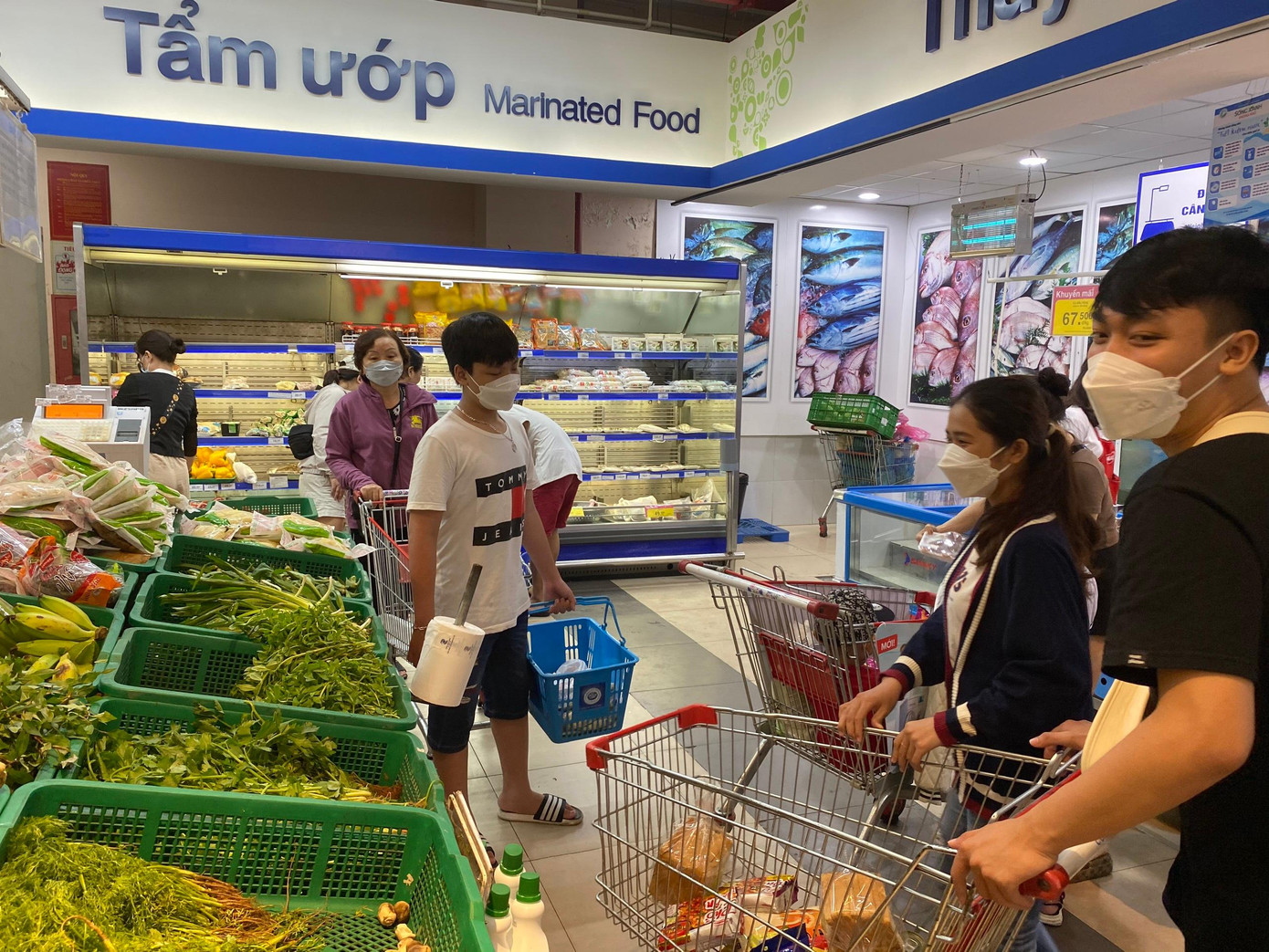 Ông Phan Thống, Giám đốc siêu thị Coop Mart Đà Nẵng cho hay lượng khách bắt đầu tăng cao từ thứ 7 tuần trước, riêng hôm nay đã tăng gấp đôi. Khách hàng chủ yếu mua thực phẩm tươi sống và đồ ăn liền như mì gói, phở gói, sữa….