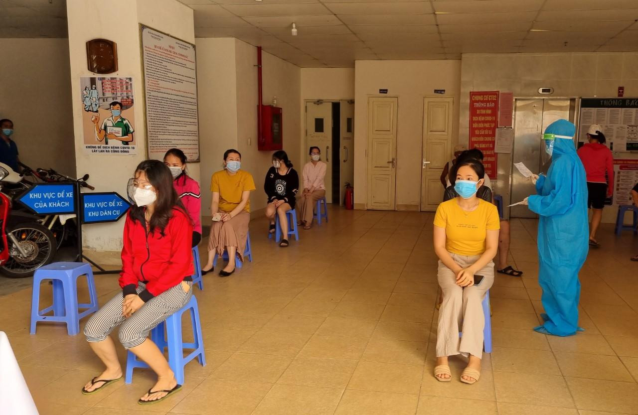 Trong tháng 9, ngành y tế sẽ lấy mẫu đại diện hộ gia đình 7 ngày một lần. Ảnh: Thanh Trần. Trong tháng 9, ngành y tế sẽ lấy mẫu đại diện hộ gia đình 7 ngày một lần. Ảnh: Thanh Trần.