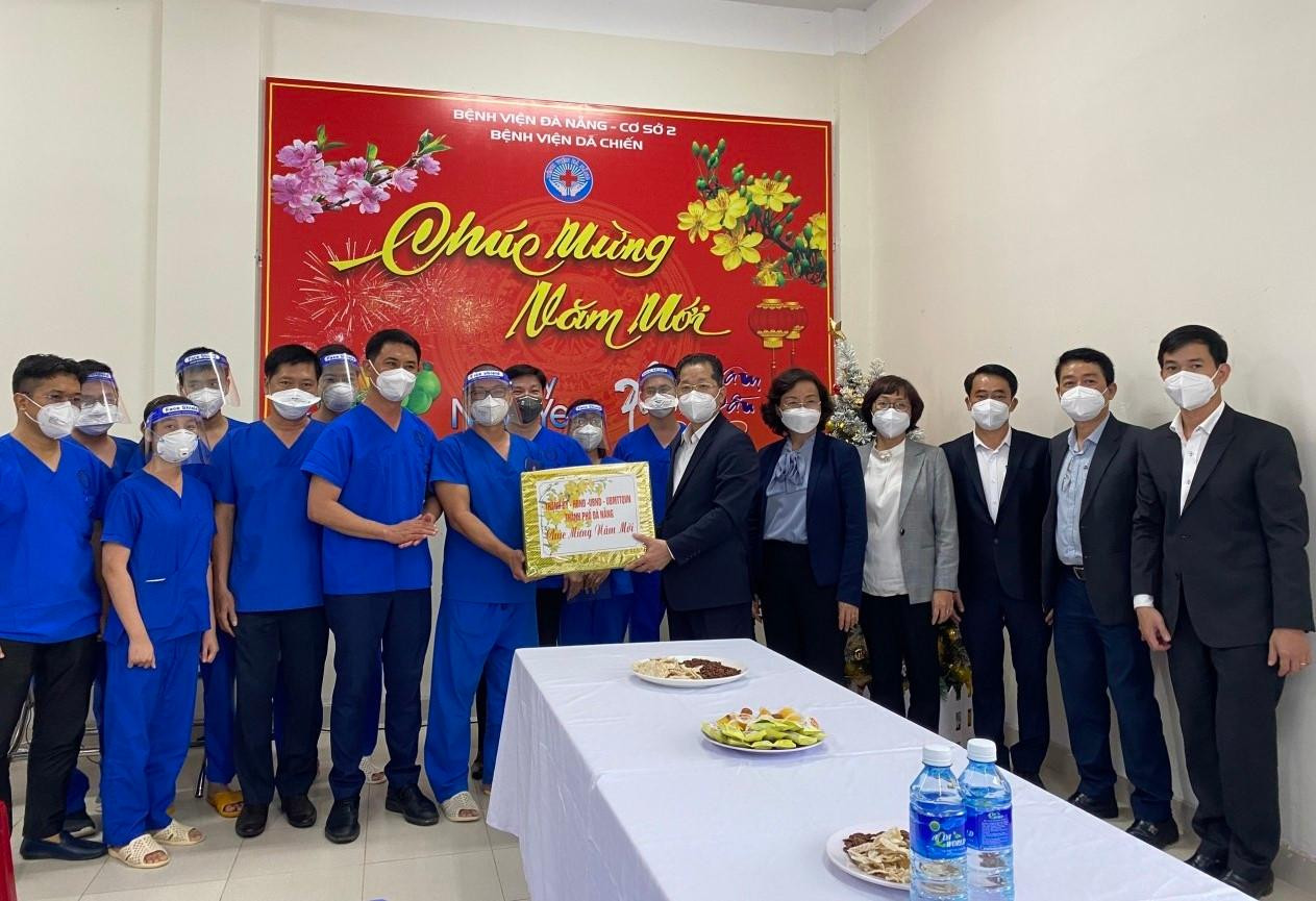 Bí thư Thành ủy Đà Nẵng Nguyễn Văn Quảng và Phó Chủ tịch UBND TP Ngô Thị Kim Yến đã tới thăm hỏi, tặng quà, động viên đội ngũ y bác sĩ, tình nguyện viên ở lại chống dịch xuyên Tết trong bệnh viện dã chiến. Bí thư Thành ủy Đà Nẵng Nguyễn Văn Quảng và Phó Chủ tịch UBND TP Ngô Thị Kim Yến đã tới thăm hỏi, tặng quà, động viên đội ngũ y bác sĩ, tình nguyện viên ở lại chống dịch xuyên Tết trong bệnh viện dã chiến.