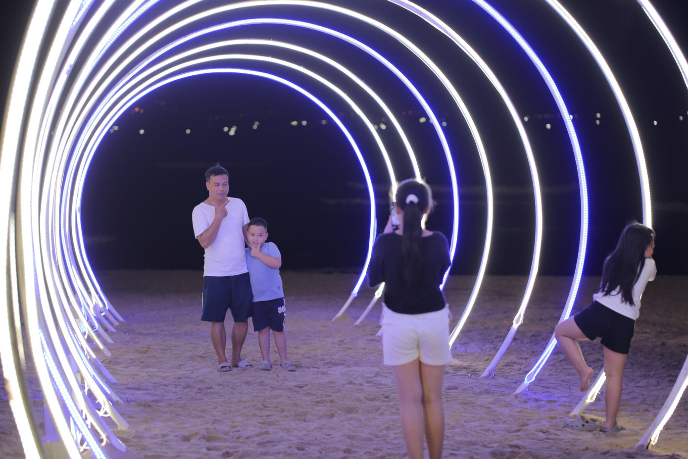 Một gia đình lưu lại khoảnh khắc trên bãi biển đêm. Một gia đình lưu lại khoảnh khắc trên bãi biển đêm.