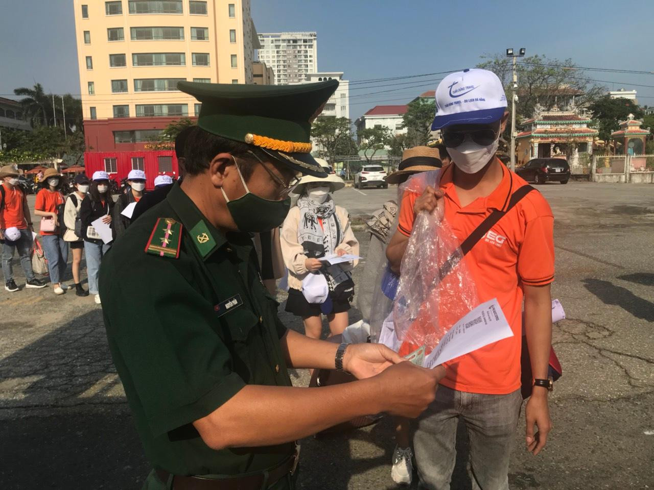 Lực lượng chức năng kiểm tra vé, giấy tờ tùy thân của hành khách trước khi lên tàu.