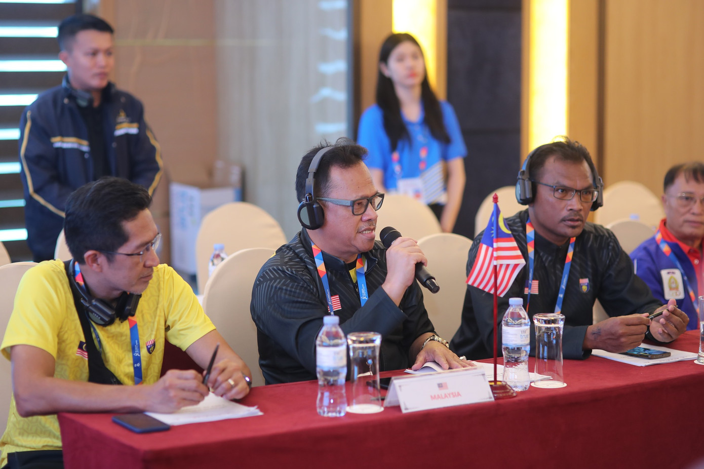 Phía sau mỗi trận đấu, cuộc họp, hay bữa ăn giấc ngủ của các đoàn là những chiếc áo xanh luôn đồng hành, dõi theo và hỗ trợ. Ông Hendry Suryaatmadja Sutanto (HLV bơi đoàn Indonesia) bày tỏ: “Các TNV hỗ trợ cho tôi và các VĐV trong đoàn rất nhiều. Họ luôn có mặt nhanh chóng khi chúng tôi cần và luôn đứng cạnh chúng tôi. Họ rất thân thiện và chào đón chúng tôi. Tôi rất thích điều đó”.