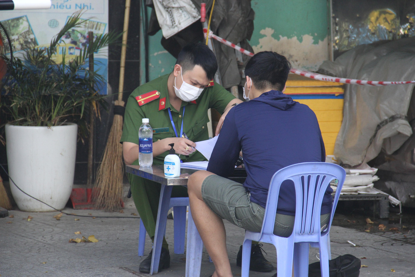 Một số người mang thực phẩm từ nhà mình qua nhà người khác, hoặc đi chợ nhưng không có phiếu. Trong ảnh: Một thanh niên ra đường không có giấy tờ đúng quy định được mời vào lập biên bản tại chốt kiểm soát trên đường Lê Đình Lý. Một số người mang thực phẩm từ nhà mình qua nhà người khác, hoặc đi chợ nhưng không có phiếu. Trong ảnh: Một thanh niên ra đường không có giấy tờ đúng quy định được mời vào lập biên bản tại chốt kiểm soát trên đường Lê Đình Lý.