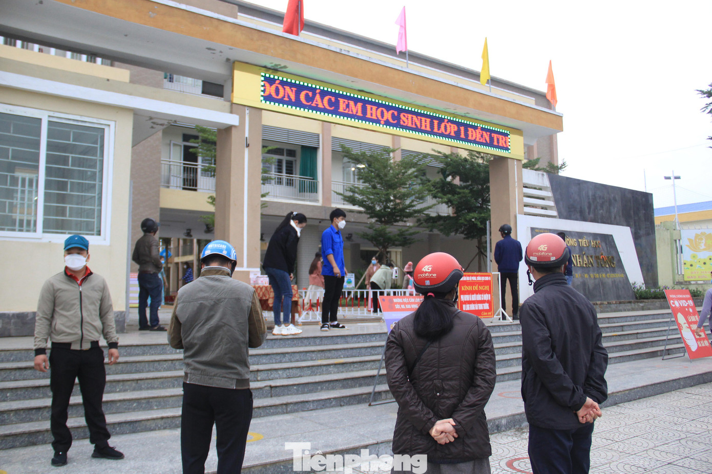 Một số phụ huynh lại khá lo lắng, vì những ngày qua Đà Nẵng liên tục có hàng chục ca mắc trong cộng đồng. Các con lại chưa đủ tuổi tiêm vắc xin.