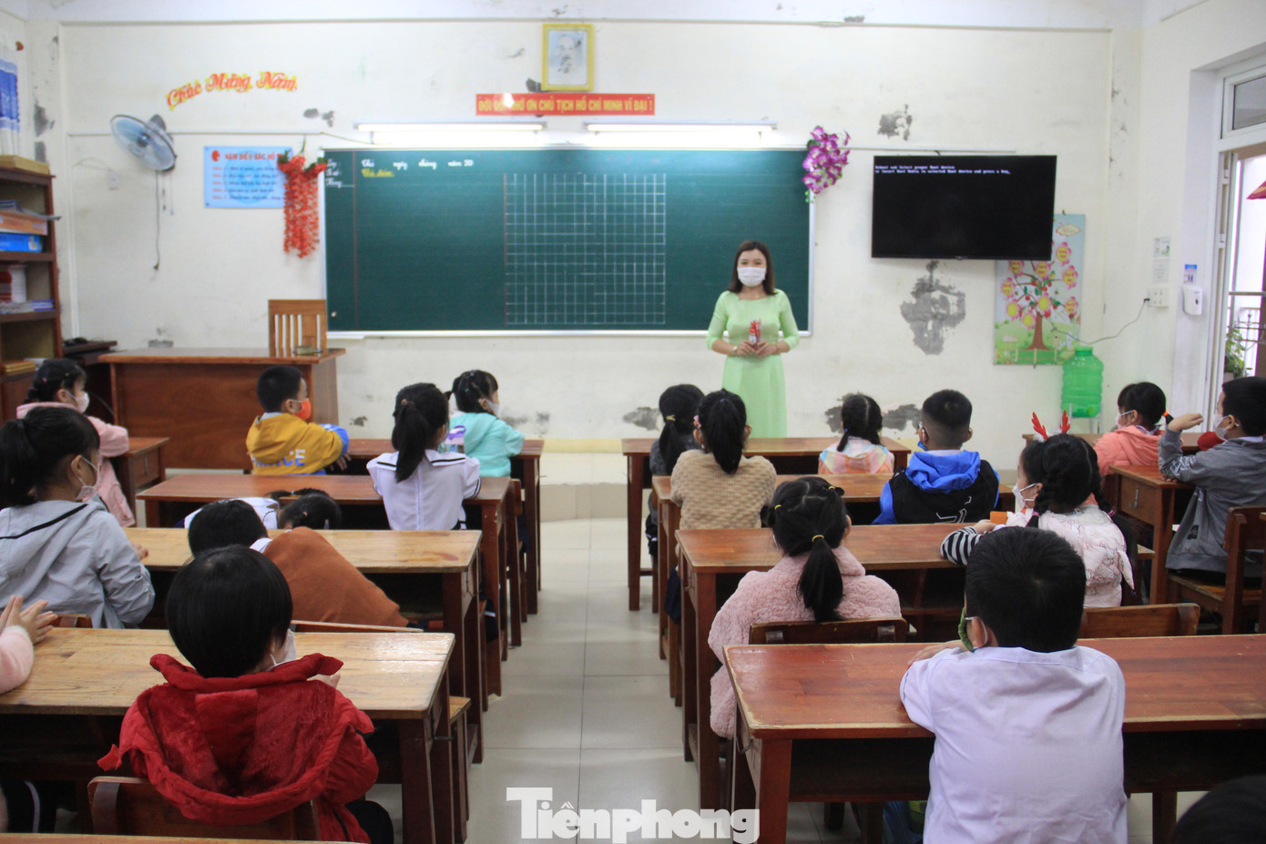 Phó chủ tịch UBND TP Đà Nẵng Ngô Thị Kim Yến lưu ý, đối với những phường, xã đủ điều kiện tổ chức cho học sinh lớp 1 đi học trở lại, cần thực hiện xét nghiệm cho giáo viên 1 lần/tuần, đồng thời khuyến cáo các giáo viên trong quá trình tham gia giảng dạy, hạn chế tối đa tiếp xúc nơi đông người, theo dõi sát tình hình sức khoẻ của bản thân để báo cáo kịp thời khi rơi vào trường hợp nguy cơ.