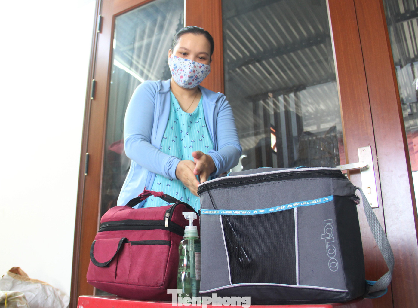 Hai thùng với gần 7 lít sữa được chị Liên đặt phía trước nhà. Mỗi công đoạn tiếp xúc với sữa chị Liên đều cẩn trọng sát khuẩn tay. Ảnh: Thanh Trần. Hai thùng với gần 7 lít sữa được chị Liên đặt phía trước nhà. Mỗi công đoạn tiếp xúc với sữa chị Liên đều cẩn trọng sát khuẩn tay. Ảnh: Thanh Trần.